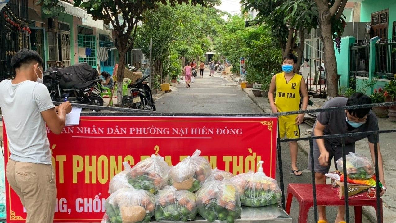 UBND phường Nại Hiên Đông tổ chức hỗ trợ lương thực, thực phẩm cho người dân khó khăn tại các khu vực phong toả, cách ly y tế. Những ngày qua, hàng trăm suất quà của các tổ chức, cá nhân, nhà hảo tâm được phường kêu gọi đã đến tay các hộ dân tại các khu chung chư, dân cư có hoàn cảnh khó khăn. Những hỗ trợ thiết thực, giúp người dân yên tâm hơn trong những ngày phải cách ly phong tỏa.