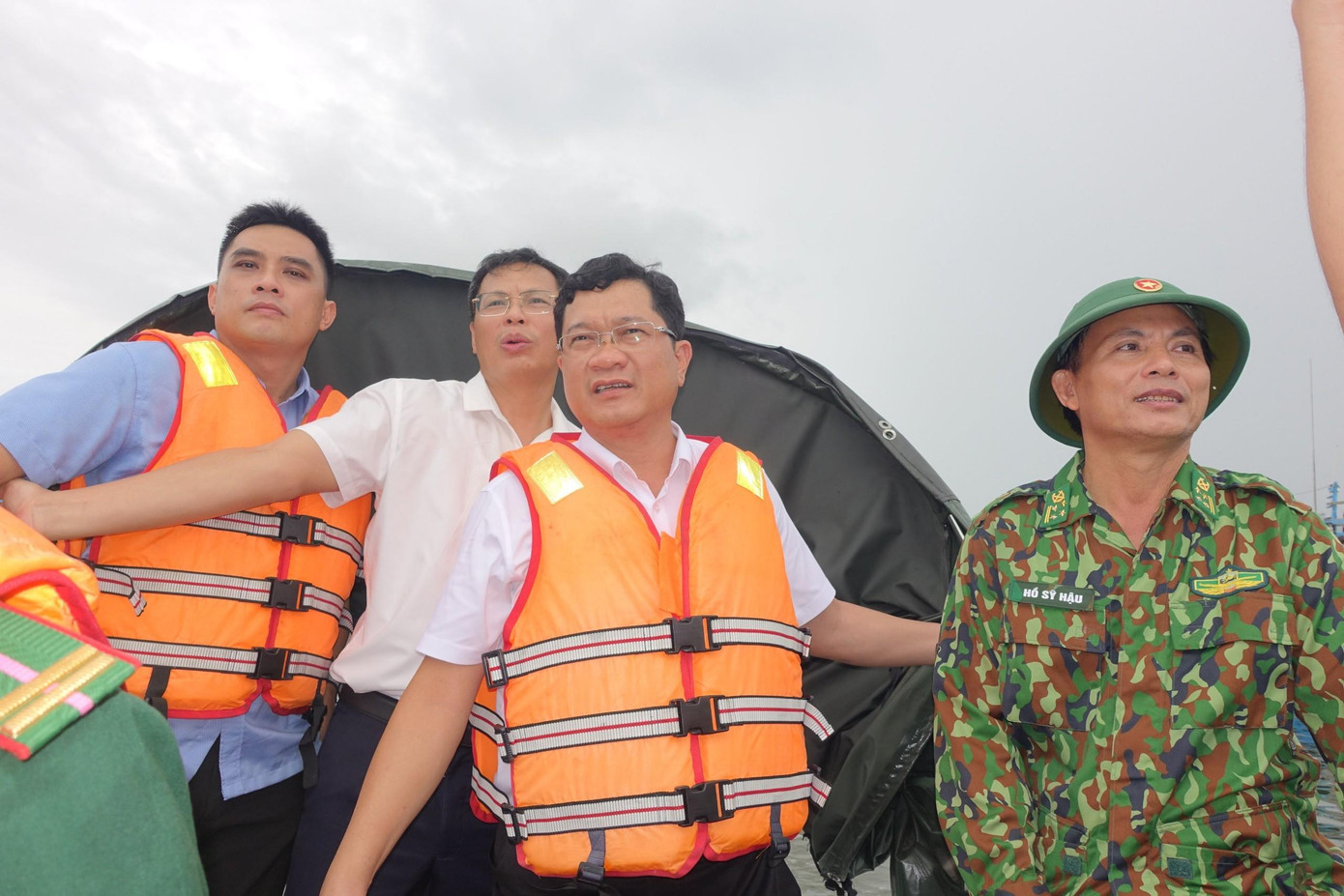 Ông Trần Phước Sơn, Phó chủ tịch UBND TP Đà Nẵng kiểm tra công tác neo đậu tàu thuyền tránh bão ở âu thuyền Thọ Quang.