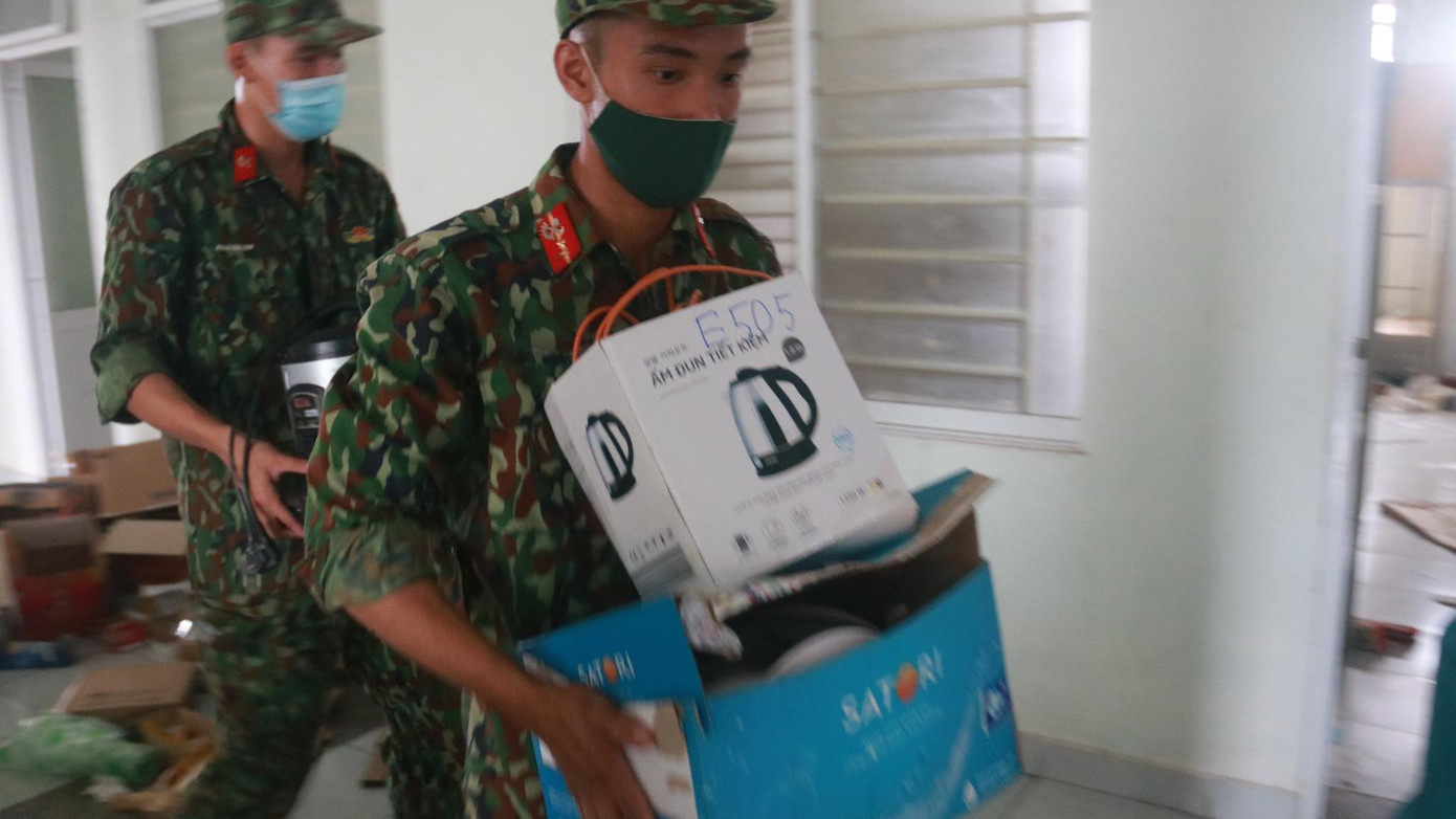 Số lượng vật dụng rất nhiều nên việc thu dọn rất khẩn trương để kịp tiến độ bàn giao mặt bằng.