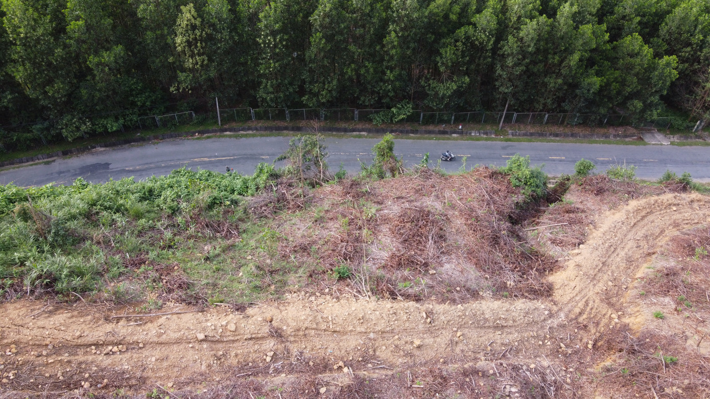 "Vào mùa mưa rất nguy hiểm bởi các đường mới mở sẽ tạo thành những rãnh, mương, suối nước lớn dồn từ trên cao đổ xuống đường, rất nguy hiểm. Việc hốt dọn sạt lở cũng cực nhọc, tốn kém và mất an toàn giao thông", ông Tiến cho biết.