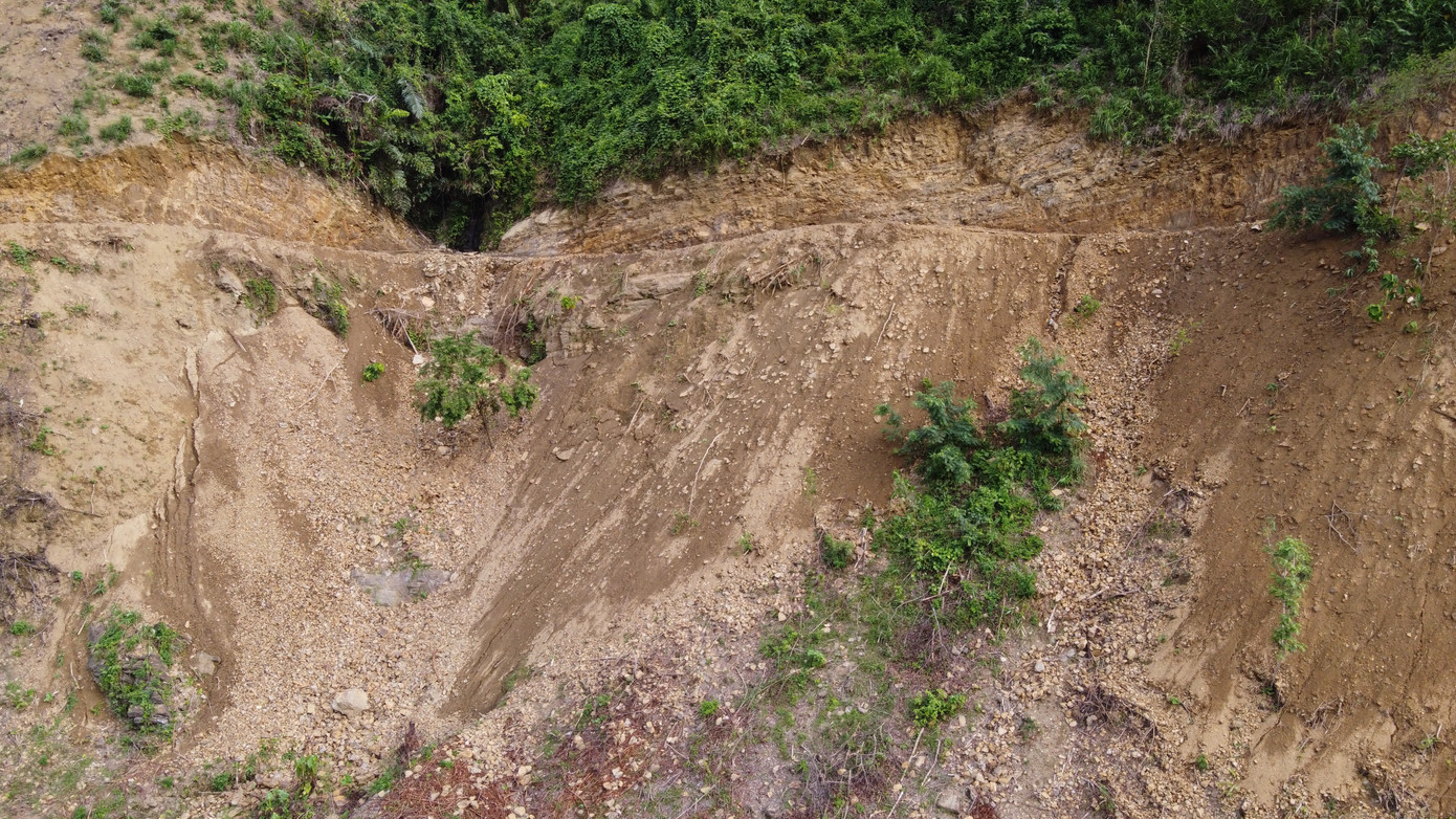 Ông Nguyễn Thanh Bình, Giám đốc Khu quản lý đường bộ III, cho biết khu sẽ có văn bản gửi Ban An toàn giao thông TP. Đà Nẵng cùng UBND huyện Hòa Vang, Sở NN&amp;PTNT và các đơn vị liên quan đề nghị có biện pháp không để người dân đào bạt đồi núi làm đường công vụ khai thác, trồng keo gây nguy cơ sạt lở đất trong mùa mưa, ảnh hưởng đến lưu thông tại dốc Kiền.