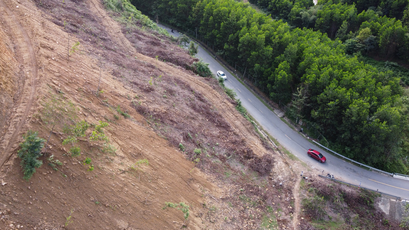 Theo ghi nhận của phóng viên Tiền Phong, tại Dốc Kiền địa phận xã Hòa Phú (huyện Hòa Vang, TP. Đà Nẵng) nhiều khu vực đồi núi cao nằm ở taluy dương đã được người dân phát quang, mở đường ngay sát Quốc lộ 14G. Nguy cơ sạt lở đất đá xuống tuyến đường huyết mạch nối Quảng Nam và Đà Nẵng là rất cao.