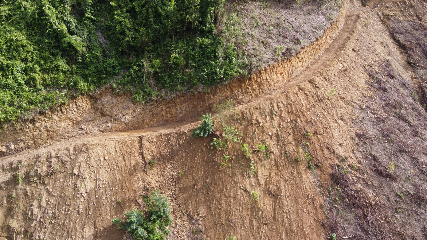 Ông Nguyễn Thanh Bình, Giám đốc Khu quản lý đường bộ III, cho biết khu sẽ có văn bản gửi Ban An toàn giao thông TP. Đà Nẵng cùng UBND huyện Hòa Vang, Sở NN&amp;PTNT và các đơn vị liên quan đề nghị có biện pháp không để người dân đào bạt đồi núi làm đường công vụ khai thác, trồng keo gây nguy cơ sạt lở đất trong mùa mưa, ảnh hưởng đến lưu thông tại dốc Kiền.