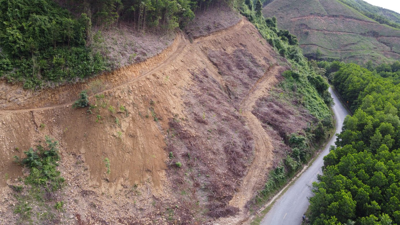 Trao đổi với Tiền Phong, ông Nguyễn Danh Tiến - Trưởng Văn phòng đường bộ III.1 (Thuộc Khu quản lý đường bộ III) - cho biết: Việc đào núi mở đường khai thác keo nguy cơ mất an toàn giao thông rất cao. Năm 2023, khu vực này đã xảy ra sạt lở tại nơi có mở đường trên sườn núi. "Việc người dân đào đường khai thác keo đơn vị đã ngăn chặn và làm việc với địa phương yêu cầu phải thực hiện việc tuyên truyền đến người dân. Đồng thời, đơn vị cũng đã tổ chức rào đóng bằng hộ lan mềm. Tuy nhiên tất cả chỉ là giải pháp tạm thời", ông Tiến cho biết.