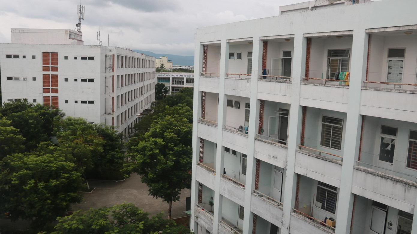 Khu ký túc xá này có 6 dãy nhà. Trước mắt, thành phố sẽ tiến hành lắp đặt, chuyển đổi công năng 3 dãy nhà với quy mô khoảng 1.000 giường bệnh. Việc trưng dụng thêm ký túc xá sinh viên làm bệnh viện dã chiến nhằm sẵn sàng ứng phó với dịch bệnh, không để bị động trong trường hợp ca nhiễm tiếp tục tăng.