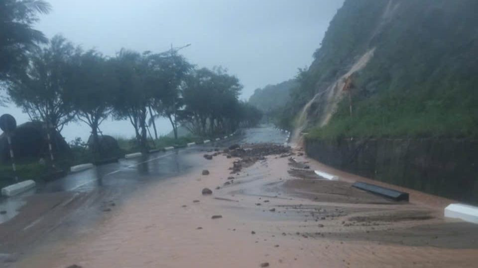 Đường lên núi Sơn Trà bị sạt lở.