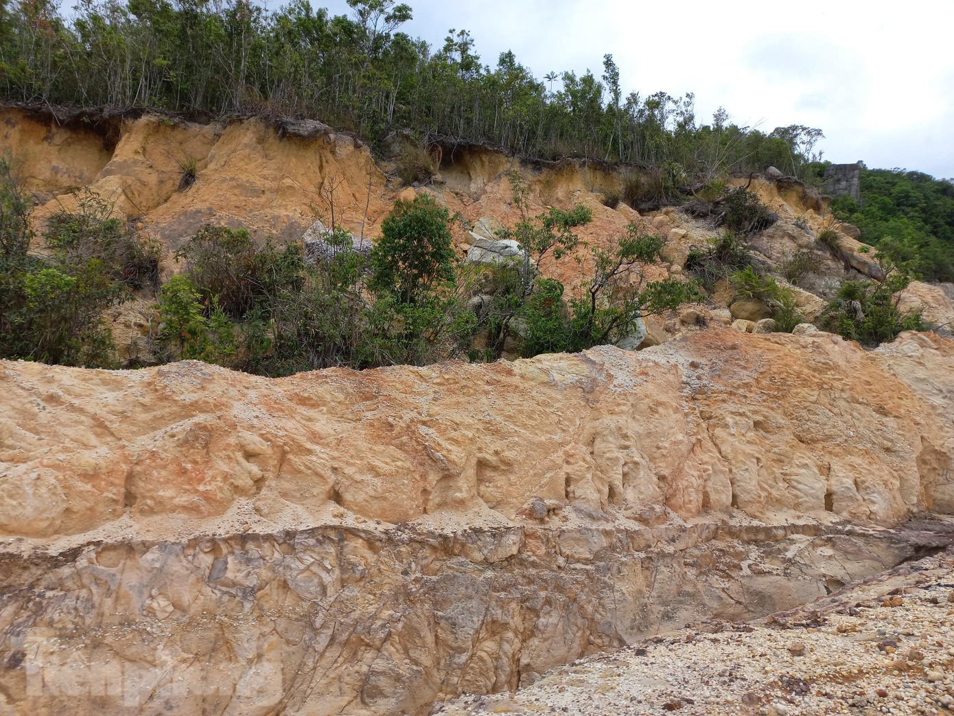 Nhiều khu vực trên núi Bằng Am bị đào xới, nham nhở. Dự án tại Bằng Am được chia làm 2 giai đoạn. Giai đoạn 1 làm phân khu văn hóa tâm linh có quy mô 24,4ha, thời gian thực hiện đến tháng 12/2018 sẽ hoàn thành và đưa vào hoạt động. Giai đoạn 2 có quy mô 120,6ha, thời gian thực hiện đến tháng 12/2020 sẽ đưa toàn bộ dự án vào hoạt động. Nhiều khu vực trên núi Bằng Am bị đào xới, nham nhở. Dự án tại Bằng Am được chia làm 2 giai đoạn. Giai đoạn 1 làm phân khu văn hóa tâm linh có quy mô 24,4ha, thời gian thực hiện đến tháng 12/2018 sẽ hoàn thành và đưa vào hoạt động. Giai đoạn 2 có quy mô 120,6ha, thời gian thực hiện đến tháng 12/2020 sẽ đưa toàn bộ dự án vào hoạt động.