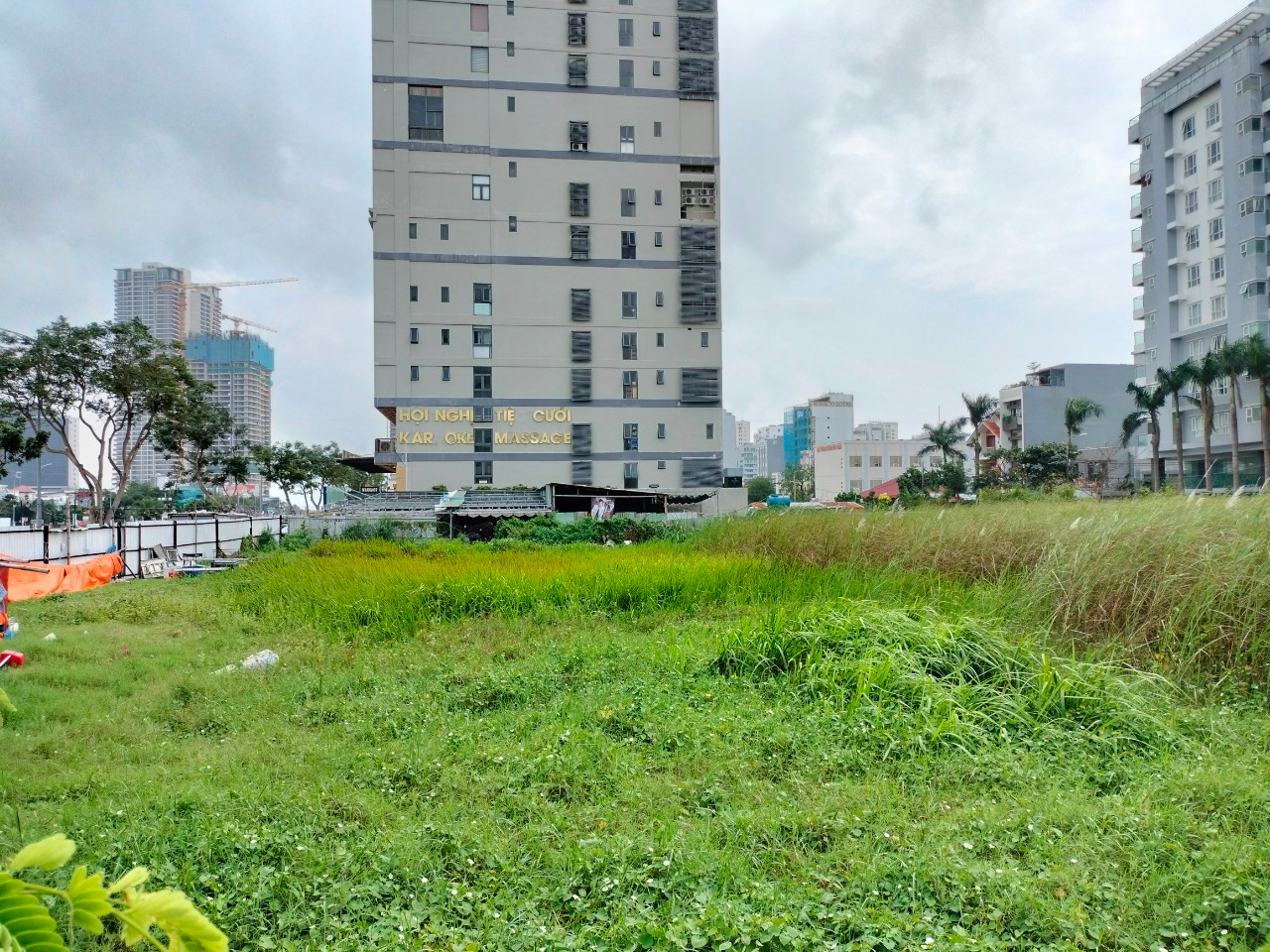 Ngày 30/12/2021, Cục Thi hành án dân sự TP Đà Nẵng tổ chức đấu giá lô đất A2 đường Phạm Văn Đồng để đảm bảo thi hành án cho Phan Văn Anh Vũ. Công ty CP Đầu tư bất động sản Vạn Thành Phát đã trúng đấu giá với số tiền hơn 293 tỷ đồng. Cục Thi hành án dân sự TP Đà Nẵng đã ký hợp đồng mua bán tài sản đấu giá lô đất và đã bàn giao đất trên thực địa, nhưng chưa đăng ký biến động tại cơ quan quản lý đất đai TP Đà Nẵng. Ngày 30/12/2021, Cục Thi hành án dân sự TP Đà Nẵng tổ chức đấu giá lô đất A2 đường Phạm Văn Đồng để đảm bảo thi hành án cho Phan Văn Anh Vũ. Công ty CP Đầu tư bất động sản Vạn Thành Phát đã trúng đấu giá với số tiền hơn 293 tỷ đồng. Cục Thi hành án dân sự TP Đà Nẵng đã ký hợp đồng mua bán tài sản đấu giá lô đất và đã bàn giao đất trên thực địa, nhưng chưa đăng ký biến động tại cơ quan quản lý đất đai TP Đà Nẵng.