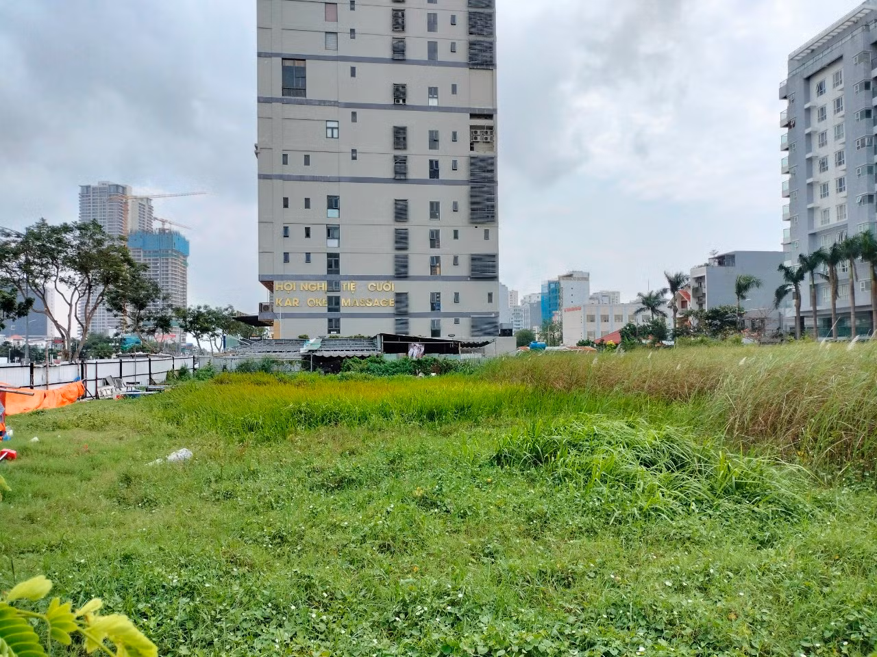 Ngày 30/12/2021, Cục Thi hành án dân sự TP Đà Nẵng tổ chức đấu giá lô đất A2 đường Phạm Văn Đồng để đảm bảo thi hành án cho Phan Văn Anh Vũ. Công ty CP Đầu tư bất động sản Vạn Thành Phát đã trúng đấu giá với số tiền hơn 293 tỷ đồng. Cục Thi hành án dân sự TP Đà Nẵng đã ký hợp đồng mua bán tài sản đấu giá lô đất và đã bàn giao đất trên thực địa, nhưng chưa đăng ký biến động tại cơ quan quản lý đất đai TP Đà Nẵng.