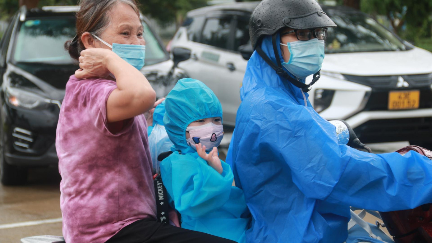 Mẹ con gặp nhau, gia đình đoàn viên trong niềm vui khôn tả. Hai bà cháu về nhà sẽ tiến hành khai báo y tế với địa phương, cách ly và theo dõi sức khỏe tại nhà theo hướng dẫn của cơ quan chức năng TP. Mẹ con gặp nhau, gia đình đoàn viên trong niềm vui khôn tả. Hai bà cháu về nhà sẽ tiến hành khai báo y tế với địa phương, cách ly và theo dõi sức khỏe tại nhà theo hướng dẫn của cơ quan chức năng TP.