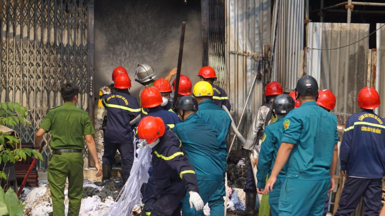 Lực lượng chức năng có mặt tại hiện trường dập cháy. Lực lượng chức năng có mặt tại hiện trường dập cháy.