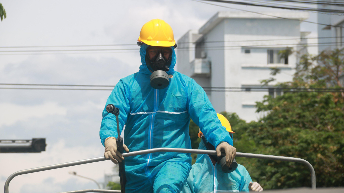 Các chiến sĩ sẵn sàng chờ hiệu lệnh của chỉ huy để làm nhiệm vụ khử khuẩn.