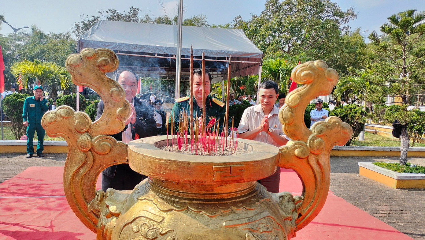 Lãnh đạo các đơn vị, chính quyền địa phương thắp hương tưởng niệm 64 liệt sĩ Gạc Ma.