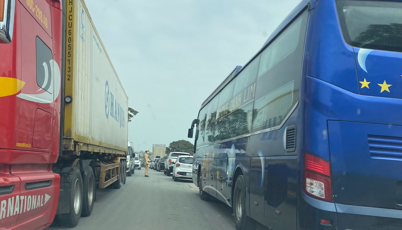 Theo ghi nhận của phóng viên báo Tiền Phong, QL 10 đoạn qua Nam Định - Ninh Bình từ sáng ngày 13/2 đã đông đặc phương tiện giao thông, lực lượng CSGT phải bố trí lực lượng, túc trực để điều tiết giao thông từ sớm.