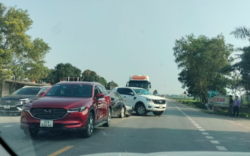 Va chạm xảy ra trên tuyến QL1 ( đoạn đường tránh TP Hà Tĩnh) vào chiều ngày 13/2 khiến giao thông ách tắc.