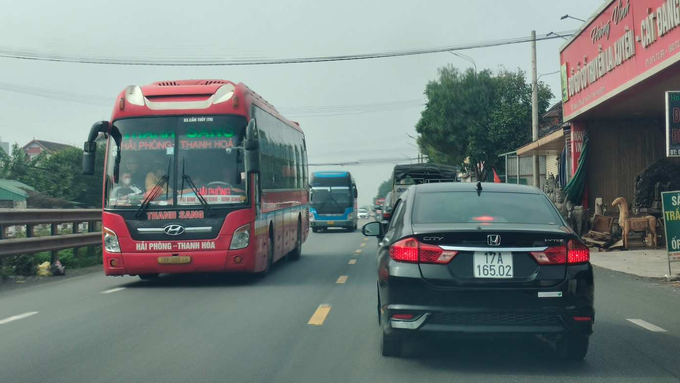 Phương tiện giao thông di chuyển trên QL 10 đoạn qua huyện Ý Yên (Nam Định) nhộn nhịp.