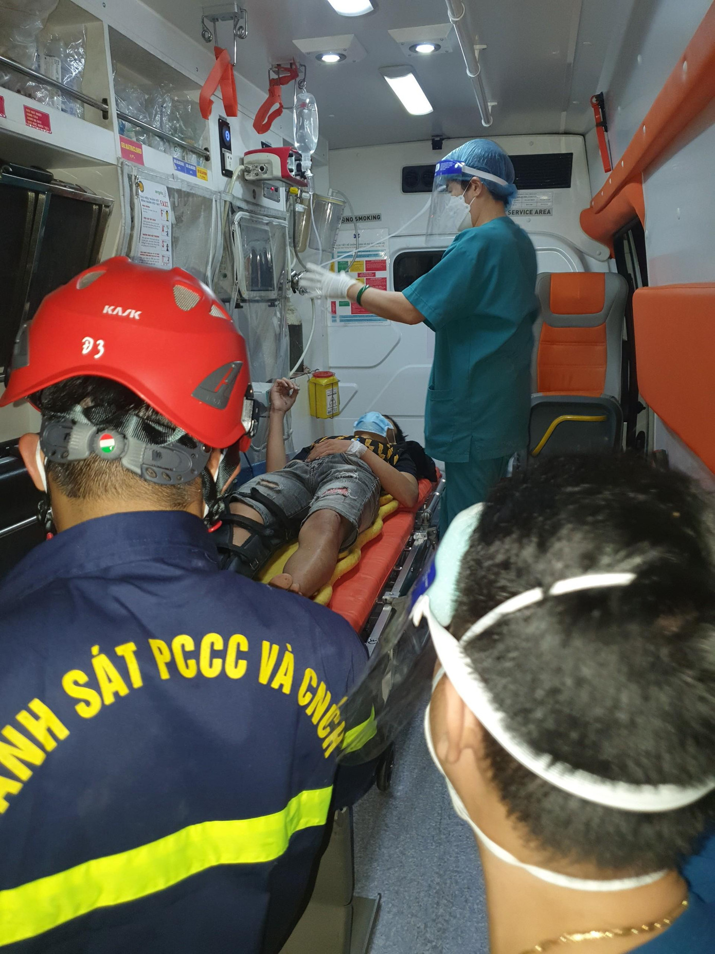 Nạn nhân bị thương nặng và được chăm sóc y tế, đưa đến viện chữa trị ngay sau khi được giải cứu.