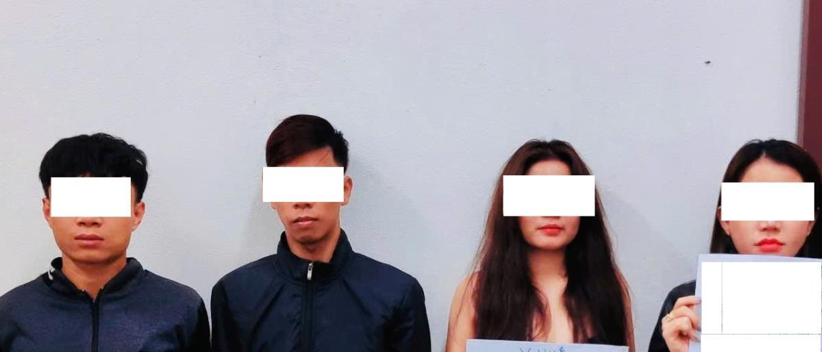 4 đối tượng bị phát hiện dương tính với ma túy trong quán karaoke Ruby. 4 đối tượng bị phát hiện dương tính với ma túy trong quán karaoke Ruby.