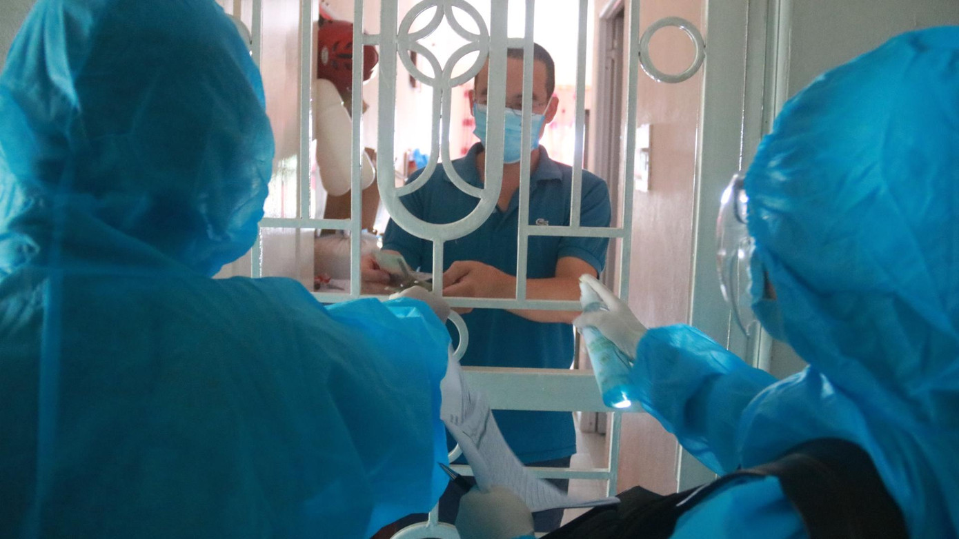 Người dân yêu cầu phải khử khuẩn tay trước và sau khi nhận tiền.