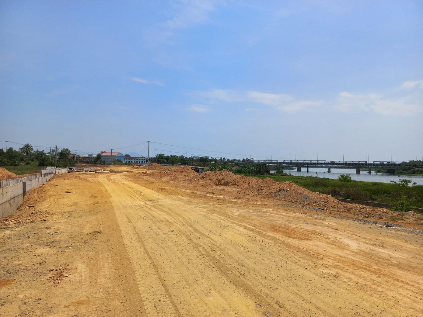 Huyện Hòa Vang đã báo cáo lên thành phố và được thành phố đồng ý với chủ trương cộng thêm phần diện tích đất trước đây các hộ dân đã hiến vào diện tích thu hồi dự án. Tuy nhiên, muốn cộng lại, trung tâm đo đạc bản đồ phải đi đo lại, tính toán để hội đồng bồi thường xem xét nên tốn thêm thời gian. Huyện Hòa Vang đã báo cáo lên thành phố và được thành phố đồng ý với chủ trương cộng thêm phần diện tích đất trước đây các hộ dân đã hiến vào diện tích thu hồi dự án. Tuy nhiên, muốn cộng lại, trung tâm đo đạc bản đồ phải đi đo lại, tính toán để hội đồng bồi thường xem xét nên tốn thêm thời gian.