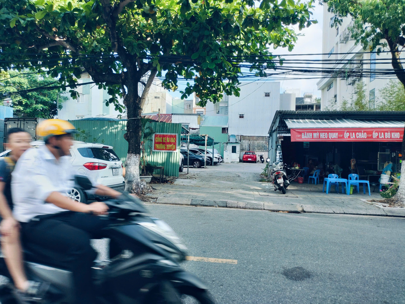 Số 49 Lý Thường Kiệt một khu đất nằm ở vị trí trung tâm TP Đà Nẵng hiện đang làm bãi cho thuê chỗ đậu đỗ xe ô tô. Theo kết luận của Kiểm toán, Công ty Quản lý nhà Đà Nẵng ký hợp đồng chuyển nhượng quyền sử dụng đất là trái quy định. Số 49 Lý Thường Kiệt một khu đất nằm ở vị trí trung tâm TP Đà Nẵng hiện đang làm bãi cho thuê chỗ đậu đỗ xe ô tô. Theo kết luận của Kiểm toán, Công ty Quản lý nhà Đà Nẵng ký hợp đồng chuyển nhượng quyền sử dụng đất là trái quy định.