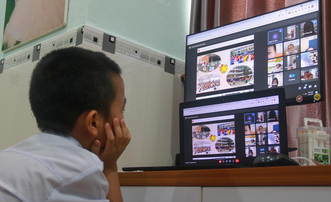 Buổi đầu tiên, cô giáo chủ nhiệm giới thiệu về trường, lớp mới cho các em học sinh. Chăm chú theo dõi qua màn hình, học sinh đầu cấp nên em nào cũng háo hức, thích thú với những hình ảnh cô giới thiệu về ngôi trường mới xinh đẹp. Chỉ tiếc do dịch bệnh COVID-19, niềm hân hoan đến trường đang phải tạm lùi lại.