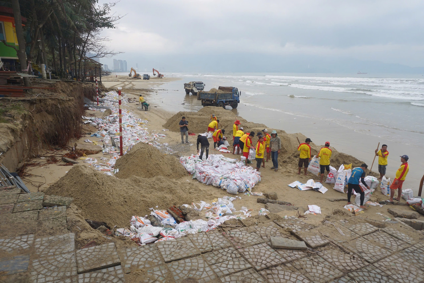 Lãnh đạo UBND TP. Đà Nẵng đã yêu cầu BQL các dự án đầu tư xây dựng các công trình NN&amp;PTNT phối hợp BQL Bán đảo Sơn Trà và các bãi biển du lịch triển khai lực lượng tranh thủ thời tiết thuận khẩn trương gia cố các khu vực sạt lở. Hiện nay, các khu vực bãi biển thuộc quận Sơn Trà, Ngũ Hành Sơn bị sóng xâm thực gây sạt lở, tổng chiều dài khoảng 500 m. Trong các vị trí sạt lở thì nặng nhất là đoạn bờ biển Mỹ Khê, phường Phước Mỹ, quận Sơn Trà.