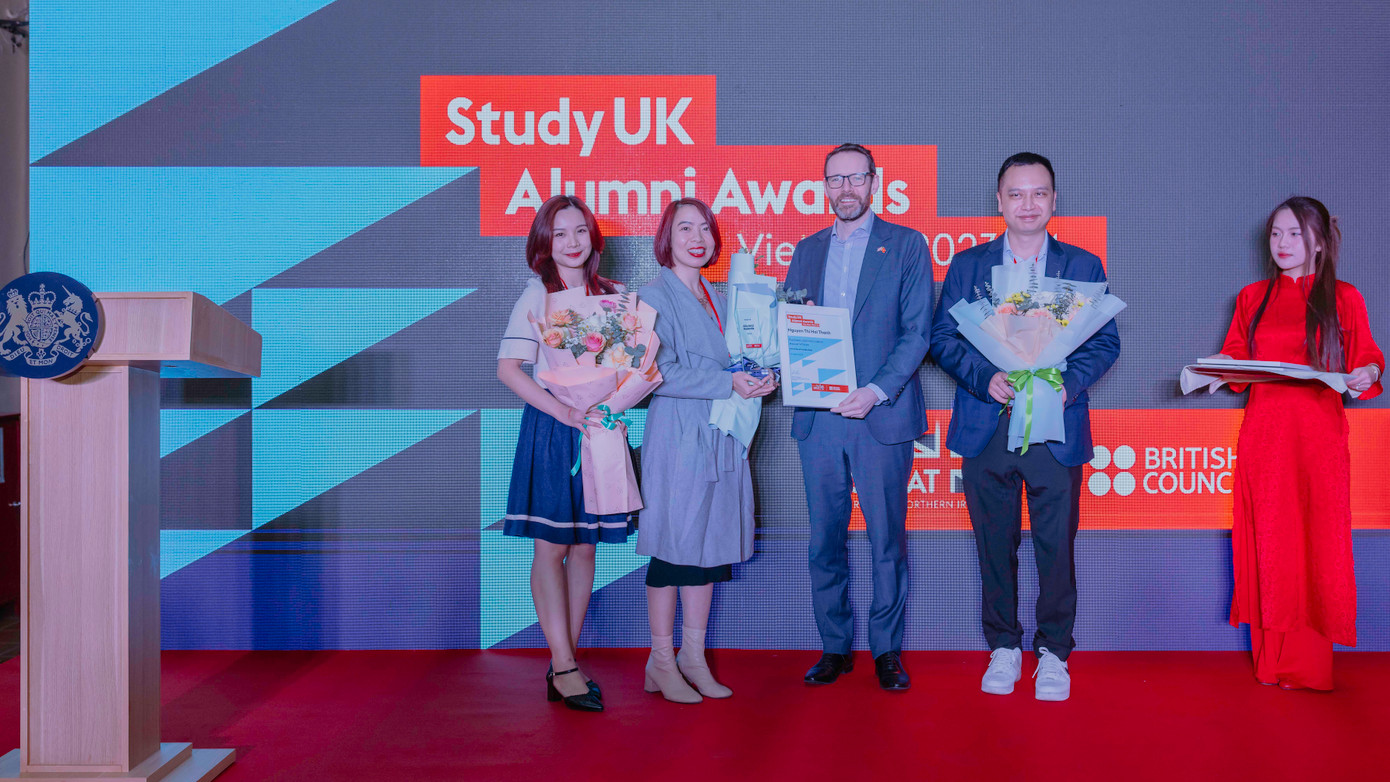 Chị Nguyễn Thị Hải Thanh (thứ hai từ trái qua) nhận giải thưởng Study UK Alumni 2023-24 Hạng mục Kinh doanh và Đổi mới sáng tạo.