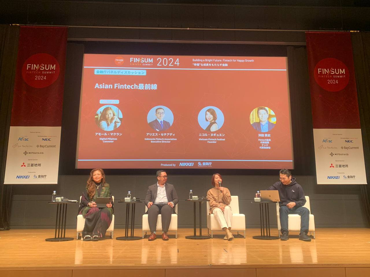 Chị Thanh làm diễn giả cho một sự kiện công nghệ tài chính. Ảnh: Nhân vật cung cấp