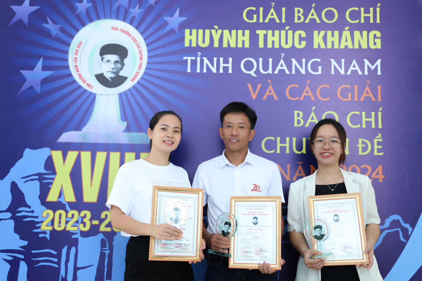 Các phóng viên báo Tiền Phong đạt 3 giải thưởng báo chí Huỳnh Thúc Kháng lần thứ 18. Các phóng viên báo Tiền Phong đạt 3 giải thưởng báo chí Huỳnh Thúc Kháng lần thứ 18.