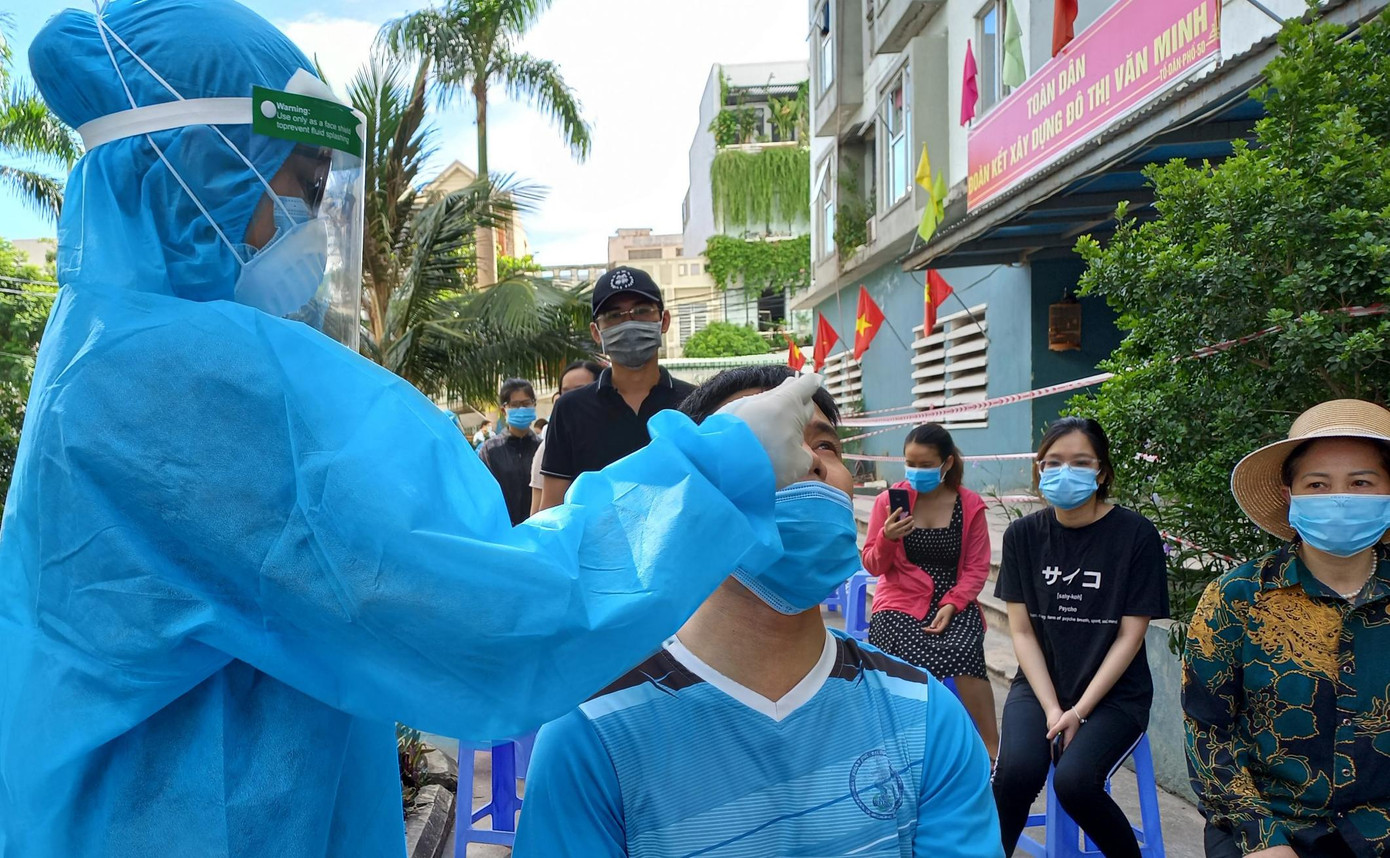 Nhân viên y tế quận Sơn Trà lấy mẫu xét nghiệm cho người dân trên địa bàn phường Nại Hiên Đông. Ảnh: Nguyễn Thành