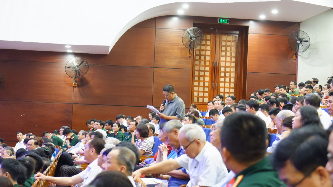 Cử tri TP. Đà Nẵng nêu ý kiến tại buổi tiếp xúc.