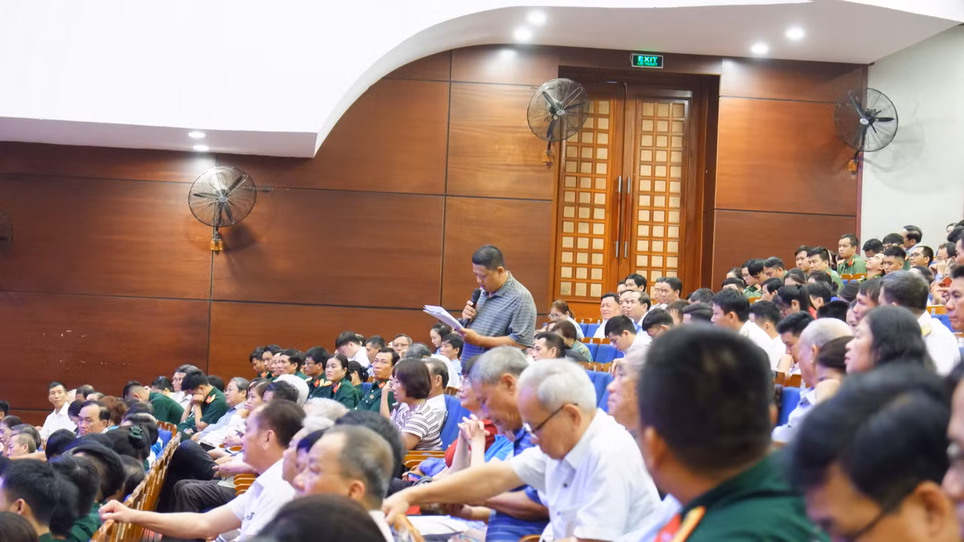 Cử tri TP. Đà Nẵng nêu ý kiến tại buổi tiếp xúc.