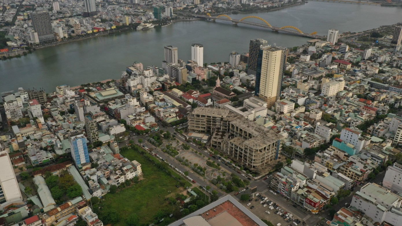 Dự án Golden Square xây dựng dang dở, đối diện là khu đất trống là dự án Diamond Square bỏ hoang nhiều năm ở trung tâm Đà Nẵng.