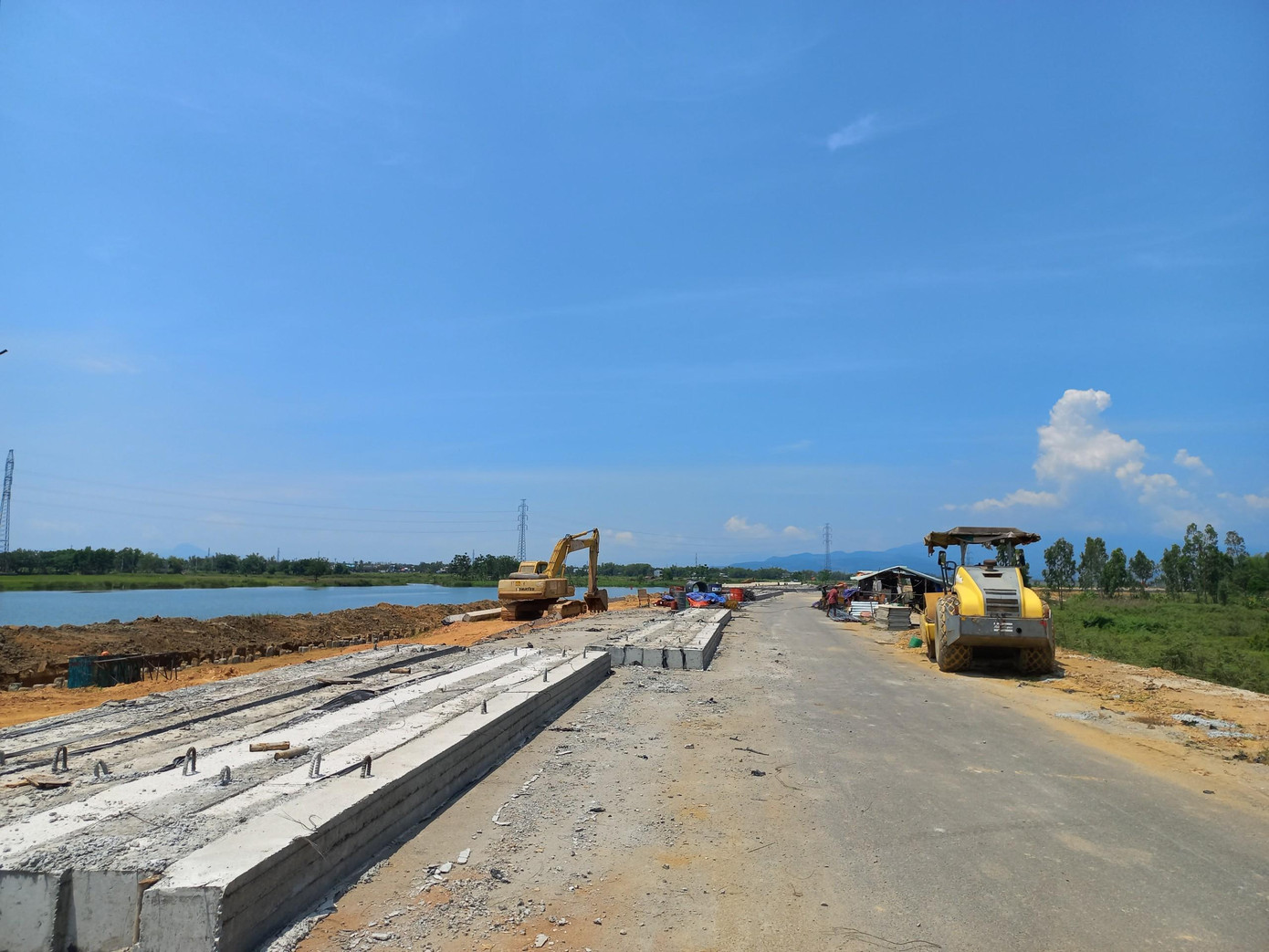 Dự án đường ven sông Tuyên Sơn – Tuý Loan, có chiều dài hơn 7km được khởi công tháng 7/2017. Theo kế hoạch tuyến đường có tổng mức đầu tư hơn 500 tỷ đồng này sẽ hoàn thành vào tháng 12/2018 góp phần tạo động lực thúc đẩy phát triển kinh tế - xã hội của thành phố ở vùng tây. Dự án được gia hạn tiến độ đến tháng 12/2020, nhưng đến nay vẫn chưa thể hoàn thành do việc giải phóng mặt bằng còn nhiều vướng mắc. Dự án đường ven sông Tuyên Sơn – Tuý Loan, có chiều dài hơn 7km được khởi công tháng 7/2017. Theo kế hoạch tuyến đường có tổng mức đầu tư hơn 500 tỷ đồng này sẽ hoàn thành vào tháng 12/2018 góp phần tạo động lực thúc đẩy phát triển kinh tế - xã hội của thành phố ở vùng tây. Dự án được gia hạn tiến độ đến tháng 12/2020, nhưng đến nay vẫn chưa thể hoàn thành do việc giải phóng mặt bằng còn nhiều vướng mắc.