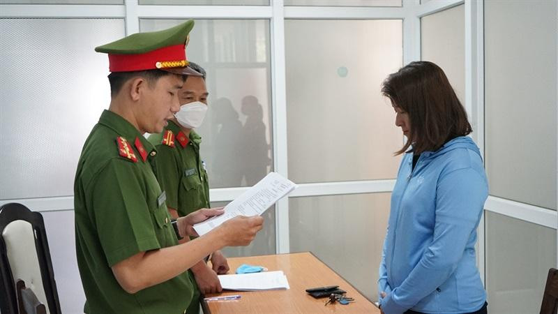 Công an thực hiện lệnh bắt giam đối với Lê Thị Thảo Nguyên. Ảnh: CAĐN