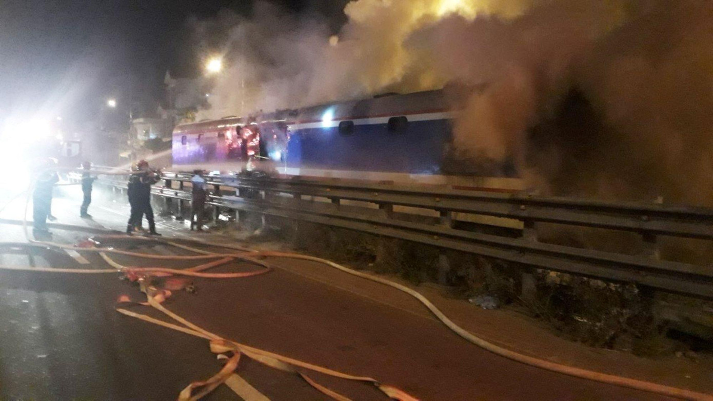 Khói bốc nghi ngút ở toa tàu bị cháy. Ảnh: CTV