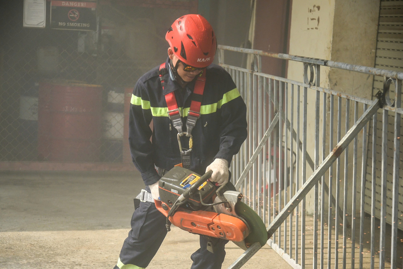 Cắt rào sắt để chữa cháy, cứu nạn nhân mắc kẹt. Cắt rào sắt để chữa cháy, cứu nạn nhân mắc kẹt.