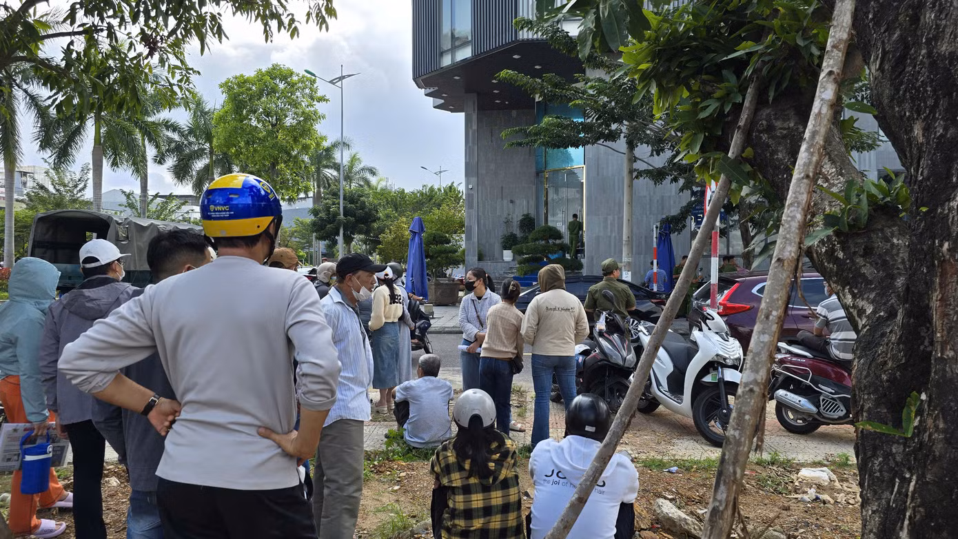 Người dân tụ tập tại trụ sở Công ty GFDI theo dõi cơ quan Công an khám xét.
