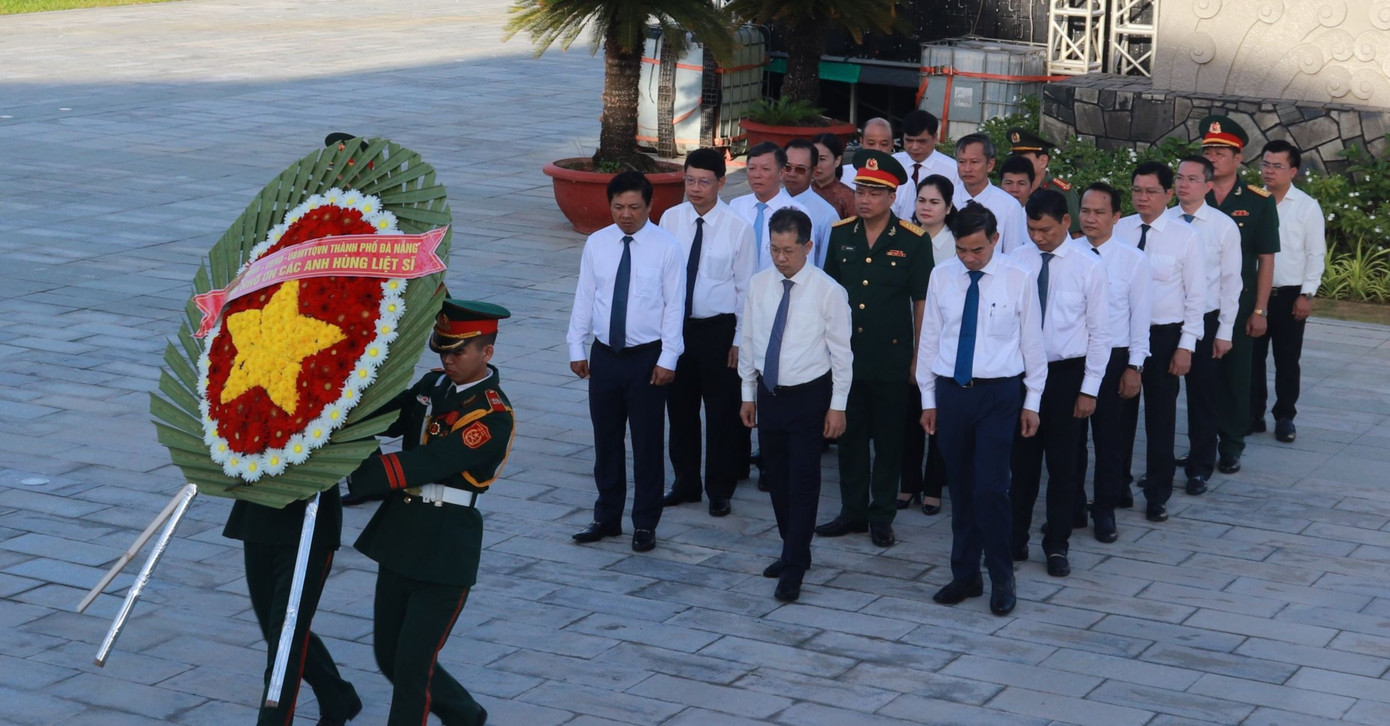 Ông Nguyễn Văn Quảng - Bí thư Thành ủy Đà Nẵng, và lãnh đạo TP. Đà Nẵng đặt vòng hoa và dâng hương tưởng niệm các Anh hùng liệt sĩ tại Đài Tưởng niệm thành phố. Ảnh: Nguyễn Thành