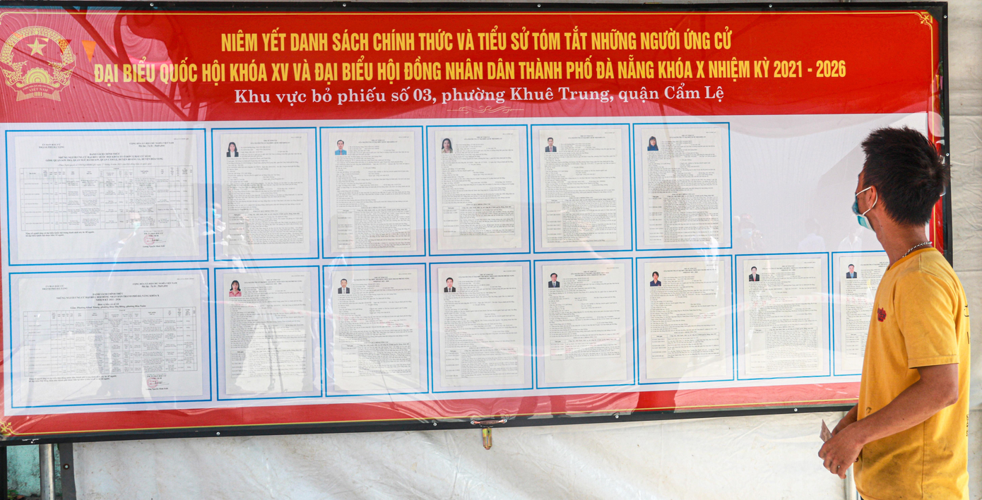 Cử tri TP Đà Nẵng tìm hiểu danh sách niêm yết các ứng viên ứng cử Đại biểu Quốc hội và HĐND TP. Ảnh: Nguyễn Thành