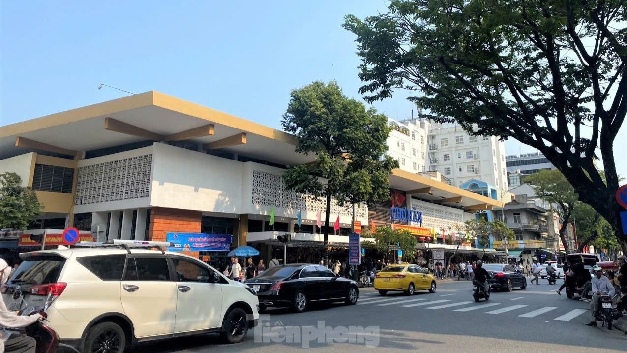 Chợ Hàn sau khi được đầu tư cải tạo, nâng cấp thu hút du khách. Ảnh: Thanh Hiền.