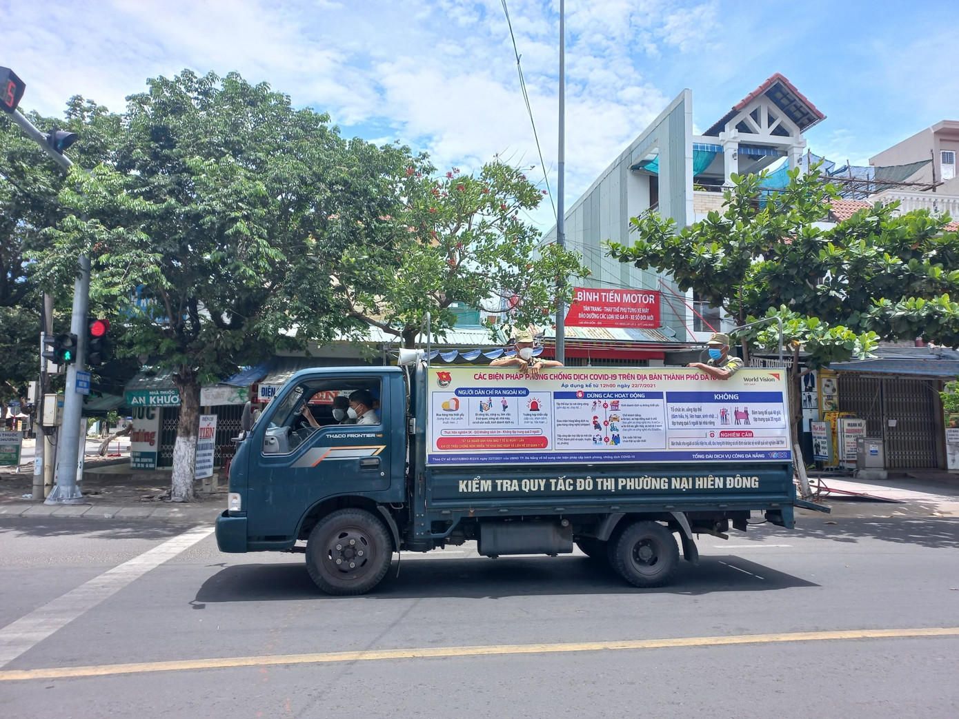 Theo đó, tổ COVID -19 cộng đồng trên địa bàn phường Nại Hiên Đông sẽ tổ chức các hàng rào rào chắn theo phương châm “Tổ dân phố cách ly tổ dân phố, khu dân cư cách ly khu dân cư”, chốt chặt các nhà chung cư, phân công lực lượng trực gác kiểm soát, tuyệt đối không cho người dân ra khỏi nhà.