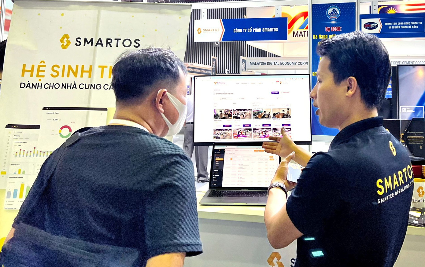 Thành viên Smartos giới thiệu về sản phẩm tới khách tham quan tại sự kiện Smart City Asia 2023.