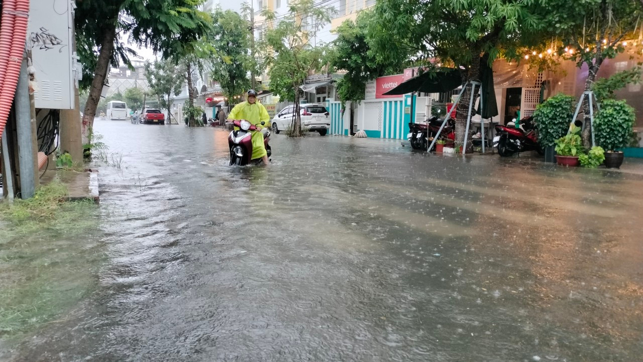 Đường Bùi Dương Lịch (quận Sơn Trà) ngập nước vào sáng sớm nay.