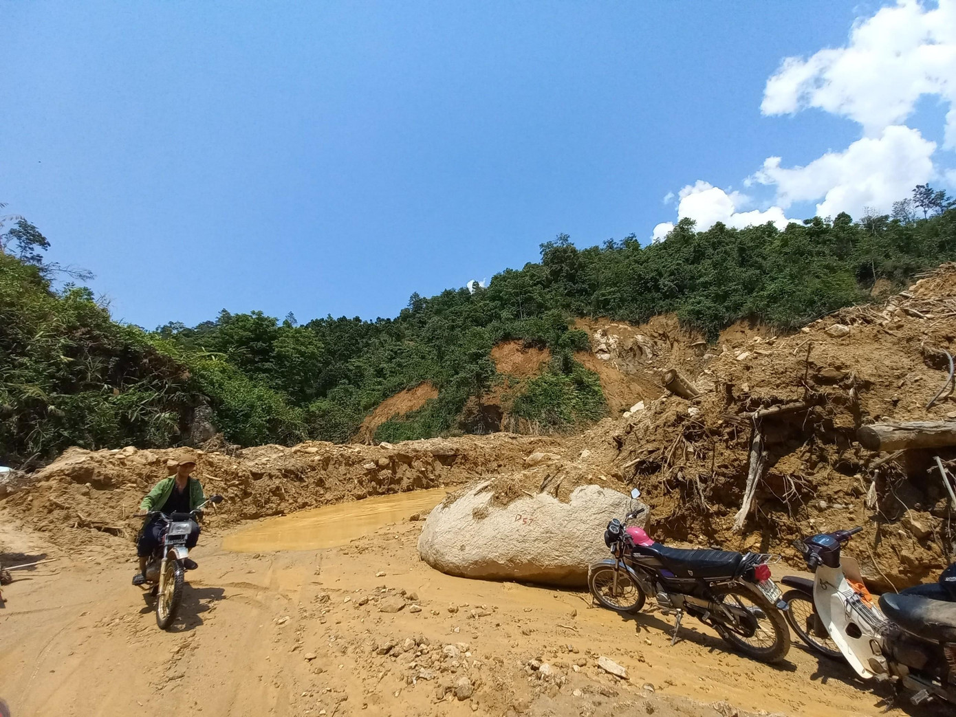 Cũng theo ông Trung, trong đợt thiên tai tháng 10 năm ngoái, cả 3 xã Phước Kim, Phước Thành, Phước Lộc có 97 nhà dân bị vùi lấp, cuốn trôi, sập hoàn toàn. Hiện nay, đã có 28 hộ dân dựng lại được nhà mới, 10 hộ dân đang làm nhà. Số còn lại đang phải ở nhà tạm, hoặc ở ghép nhà bà con. Huyện mong muốn và tiếp tục kêu gọi các mạnh thường quân, cá nhân, đơn vị, doanh nghiệp tiếp tục chung tay giúp đỡ huyện Phước Sơn khắc phục hậu quả do thiên tai.