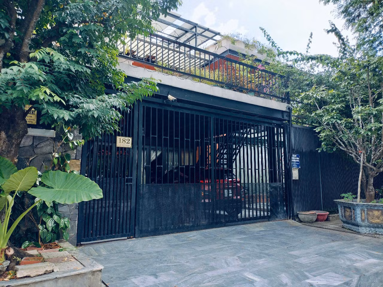 Trụ sở Công ty Tropical Forest vào sáng ngày 9/7. Trụ sở Công ty Tropical Forest vào sáng ngày 9/7.