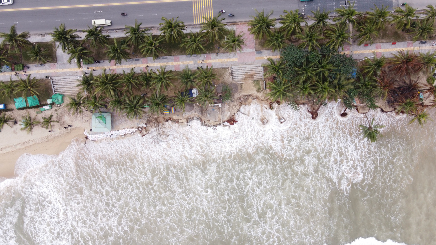 Biển động, sóng lớn khiến tình hình xâm thực bãi biển ở Đà Nẵng càng trở nên nghiêm trọng. Biển động, sóng lớn khiến tình hình xâm thực bãi biển ở Đà Nẵng càng trở nên nghiêm trọng.