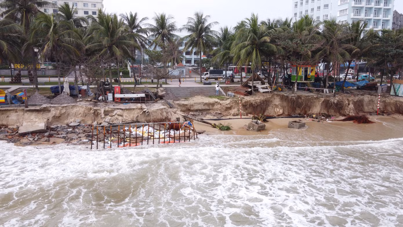 Theo ghi nhận của phóng viên, tại khu vực bãi biển Mỹ Khê, phường Phước Mỹ (quận Sơn Trà) có hàng trăm mét bãi biển đã bị nước biển ăn sâu, gần sát vào vỉa hè dành cho du khách đi bộ dọc đường Võ Nguyên Giáp.
