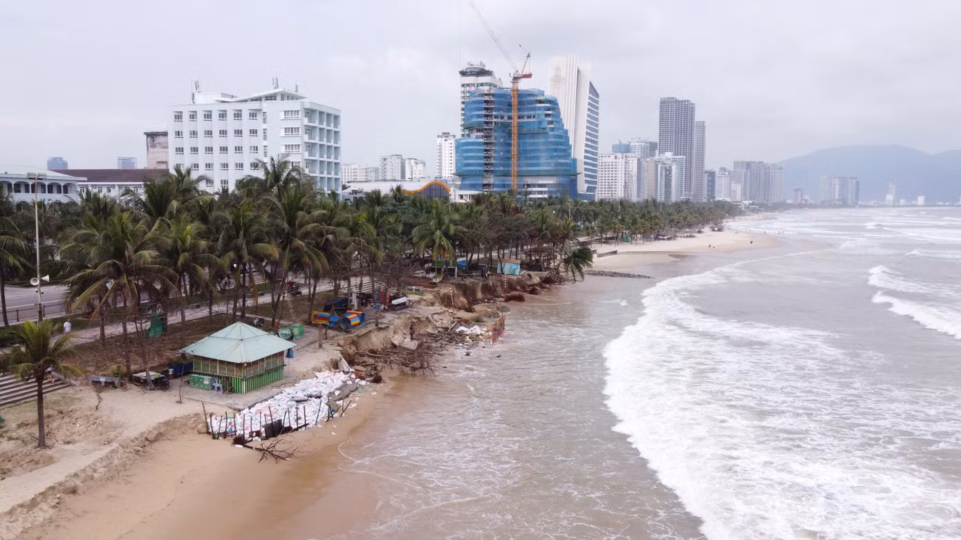 Những ngày qua, nhiều vị trí tại bãi biển Đà Nẵng dọc tuyến đường Võ Nguyên Giáp bị nước biển xâm thực gây sạt lở nghiêm trọng.